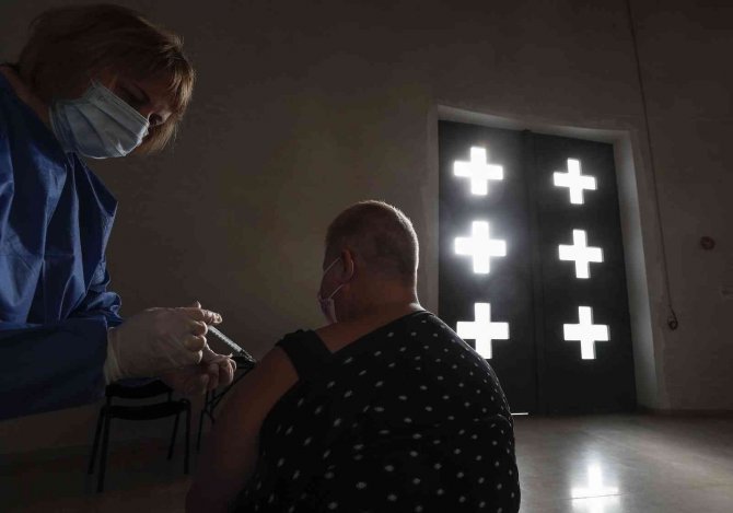 Ukrayna’da Kiliselerde Aşı Uygulaması Dönemi Başladı