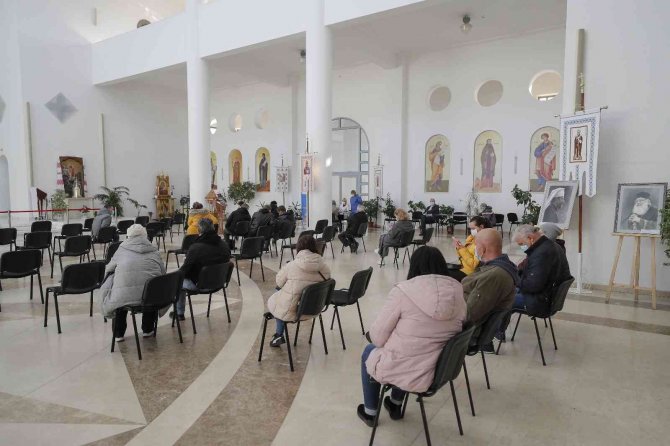 Ukrayna’da Kiliselerde Aşı Uygulaması Dönemi Başladı