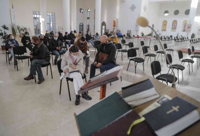 Ukrayna’da Kiliselerde Aşı Uygulaması Dönemi Başladı