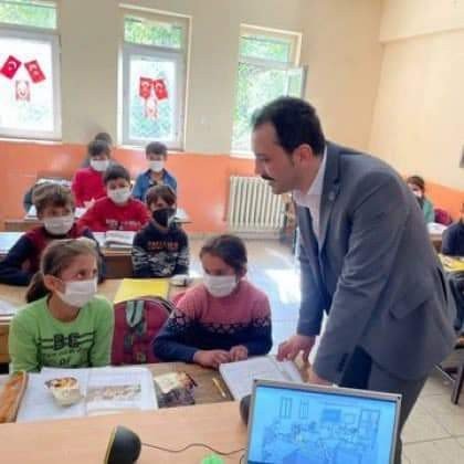 Kaymakam Kundakçı’dan Öğrencilere Hediye