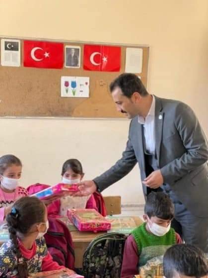 Kaymakam Kundakçı’dan Öğrencilere Hediye