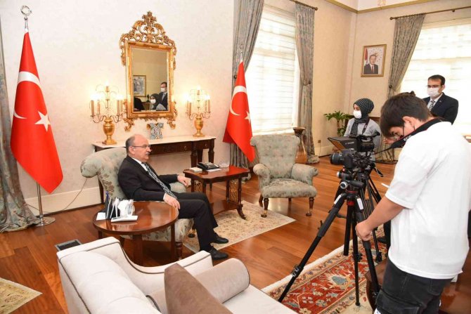 Manisalı İletişim Öğrencileri Vali Karadeniz’le Röportaj Yaptı