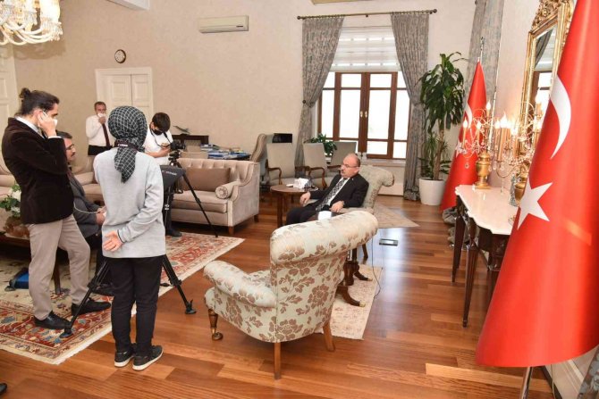 Manisalı İletişim Öğrencileri Vali Karadeniz’le Röportaj Yaptı