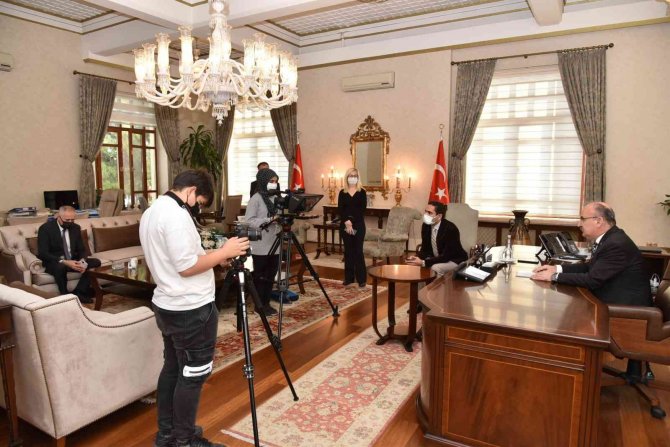 Manisalı İletişim Öğrencileri Vali Karadeniz’le Röportaj Yaptı
