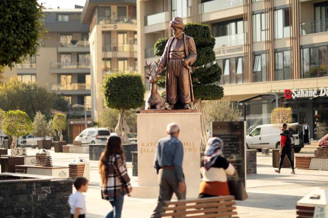 Alanya’da Kaygusuz Abdal Heykeli Hacet Meydanına Yerleştirildi