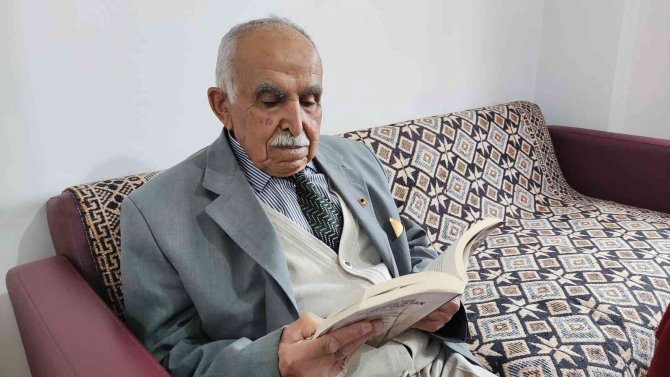 91 Yaşında Huzurevi Sakini Emekli Öğretmen Hayalini Kurduğu Kitap Yazmanın Mutlunu Yaşıyor