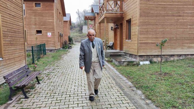 91 Yaşında Huzurevi Sakini Emekli Öğretmen Hayalini Kurduğu Kitap Yazmanın Mutlunu Yaşıyor