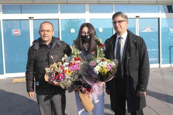 Şampiyon Çiçeklerle Karşılandı