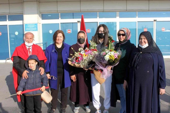 Şampiyon Çiçeklerle Karşılandı