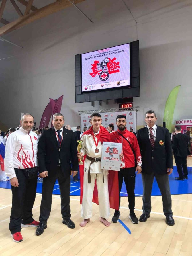 Bilecikli Sporcu Polonya’da Türk Bayrağını Göndere Çektirdi