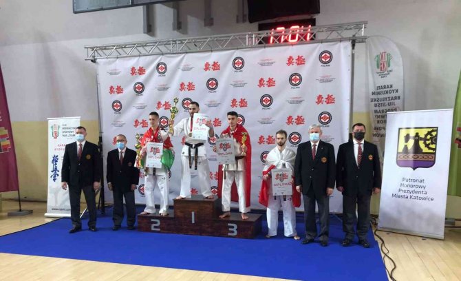 Bilecikli Sporcu Polonya’da Türk Bayrağını Göndere Çektirdi