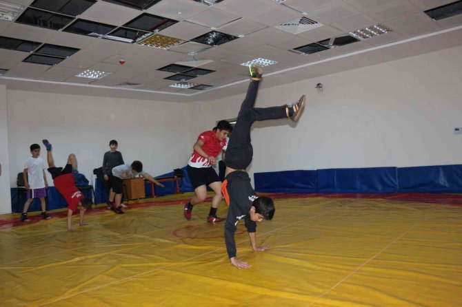 Genç Güreşçiler Türkiye Şampiyonası’na Hazırlanıyor
