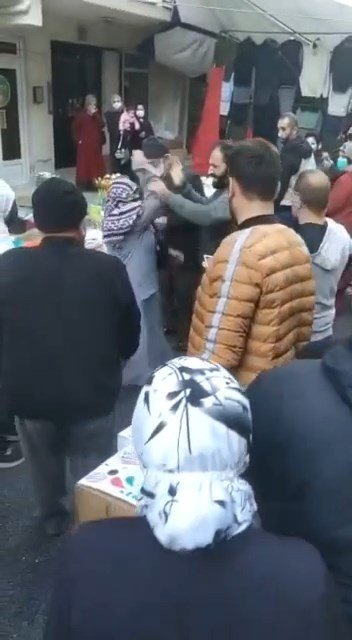 Pazarda Hırsızlık Yaparken Yakalanan Kadınlar Esnafa Saldırdı