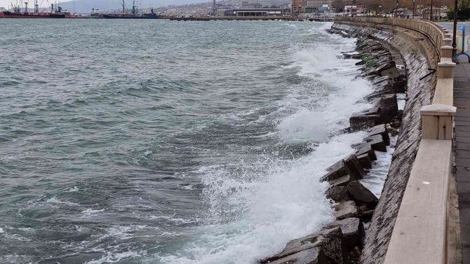 Marmara Denizi Ulaşımına Poyraz Engeli: Çok Sayıda Balıkçı Limana Döndü