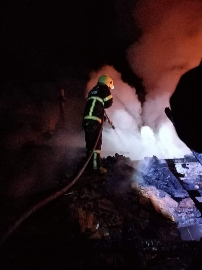 Alevlere Teslim Olan Ev Küle Döndü