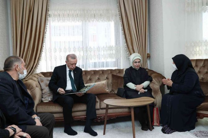 Cumhurbaşkanı Recep Tayyip Erdoğan, İ̇stanbul’da Can Göktuğ Boz Tarafından Samuray Kılıcıyla Öldürülen Başak Cengiz’in Ailesinin Ankara’daki Evine Taziye Ziyaretinde Bulunuyor.