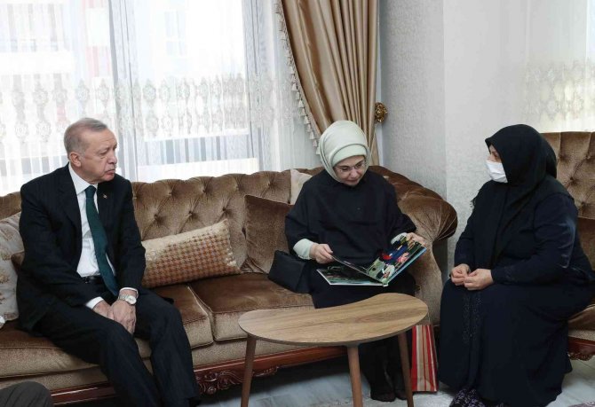 Cumhurbaşkanı Recep Tayyip Erdoğan, İ̇stanbul’da Can Göktuğ Boz Tarafından Samuray Kılıcıyla Öldürülen Başak Cengiz’in Ailesinin Ankara’daki Evine Taziye Ziyaretinde Bulunuyor.