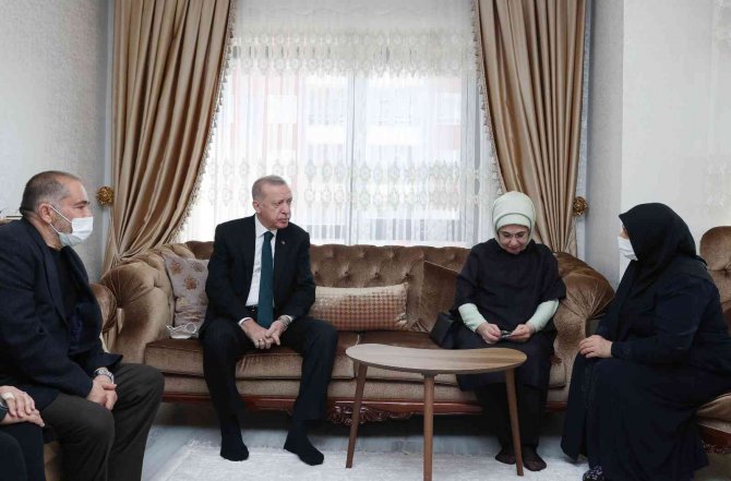 Cumhurbaşkanı Recep Tayyip Erdoğan, İ̇stanbul’da Can Göktuğ Boz Tarafından Samuray Kılıcıyla Öldürülen Başak Cengiz’in Ailesinin Ankara’daki Evine Taziye Ziyaretinde Bulunuyor.