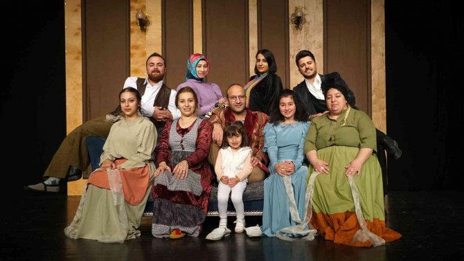 Ebb Şehir Tiyatrosu Perdelerini “Zoraki Tabip” İle Açtı
