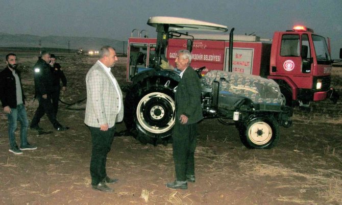 Araban’da Alevlere Teslim Olan Traktörü Çiftçiler Söndürdü