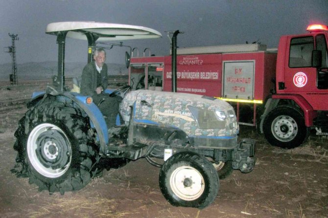 Araban’da Alevlere Teslim Olan Traktörü Çiftçiler Söndürdü