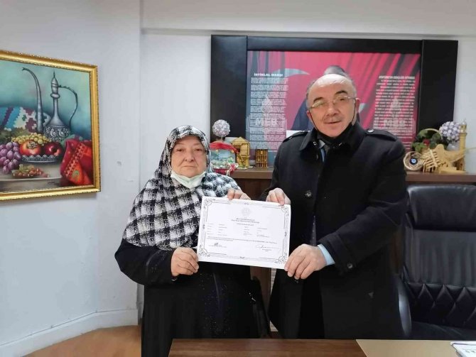 Ehliyet Almak İçin 76 Yaşında Okuma Yazma Öğrendi