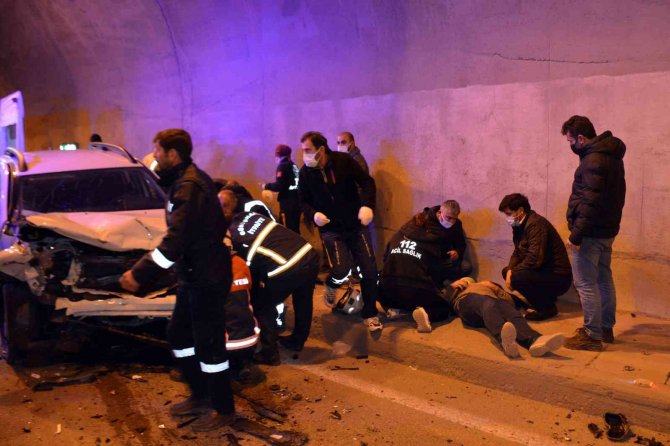 Tünel İçinde Kafa Kafaya Çarpıştılar: 4 Yaralı