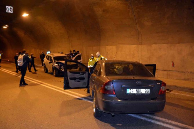 Tünel İçinde Kafa Kafaya Çarpıştılar: 4 Yaralı