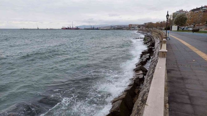 Marmara Denizi Ulaşımına Poyraz Engeli: Çok Sayıda Balıkçı Limana Döndü