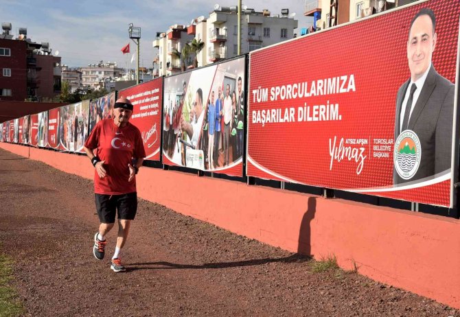 74 Yaşındaki Maratoncu Gençlere Taş Çıkartıyor
