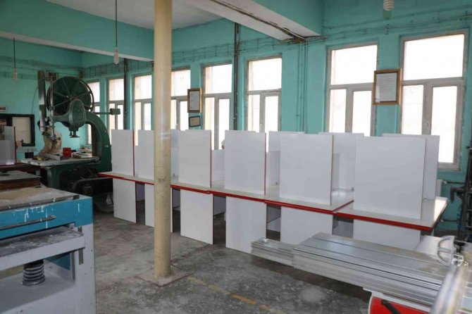 Meslek Liseli Gençler Okullar İçin Üretiyor