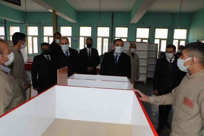 Meslek Liseli Gençler Okullar İçin Üretiyor