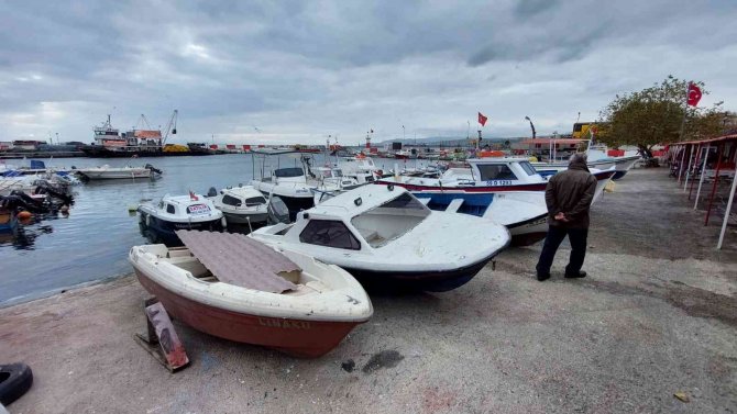 Marmara Denizi Ulaşımına Poyraz Engeli: Çok Sayıda Balıkçı Limana Döndü