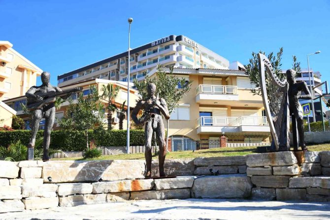 Kuşadası’nda Müzisyen Parkının Yapımı Tamamlandı