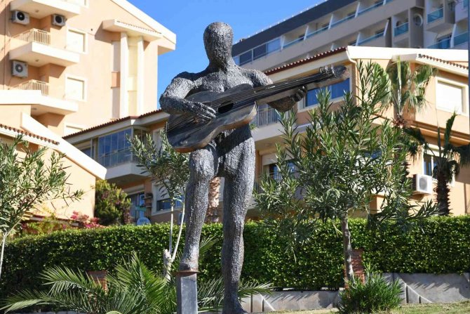 Kuşadası’nda Müzisyen Parkının Yapımı Tamamlandı