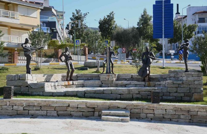 Kuşadası’nda Müzisyen Parkının Yapımı Tamamlandı