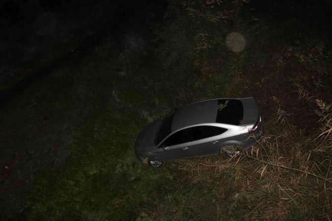 Otomobil Dere Yatağına Uçtu: 2 Yaralı