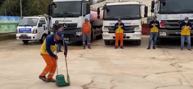 Çiftetelli Oynayan Temizlik Görevlisi Arkadaşlarının Neşe Kaynağı Oluyor