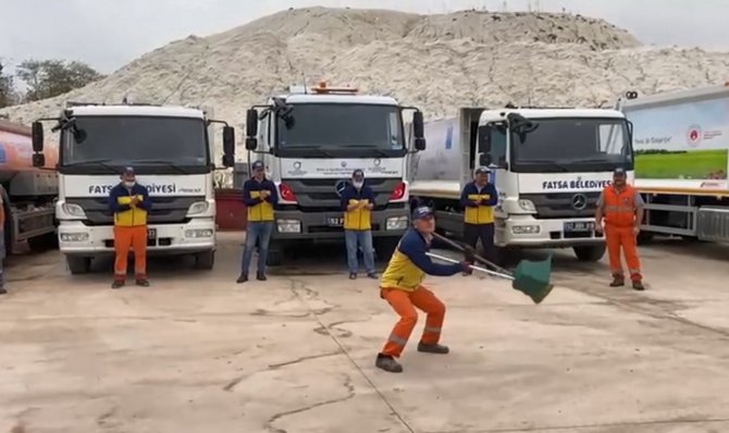 Çiftetelli Oynayan Temizlik Görevlisi Arkadaşlarının Neşe Kaynağı Oluyor