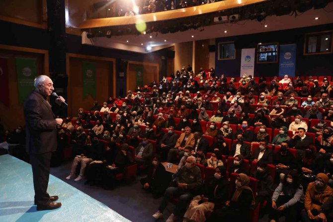 Yazar Nurullah Genç Gençlere Başarının Sırlarını Anlattı