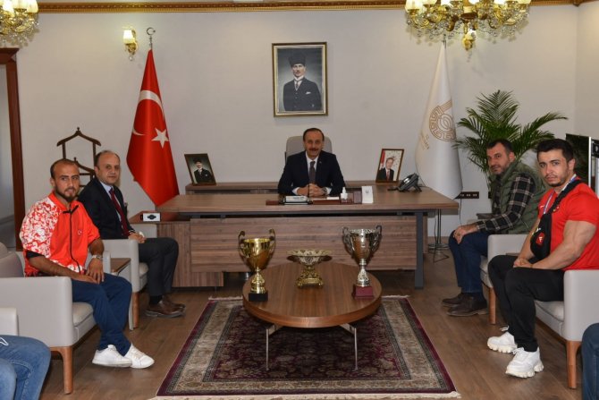 Şanlıurfalı Şampiyonlar Vali Erin’i Ziyaret Etti