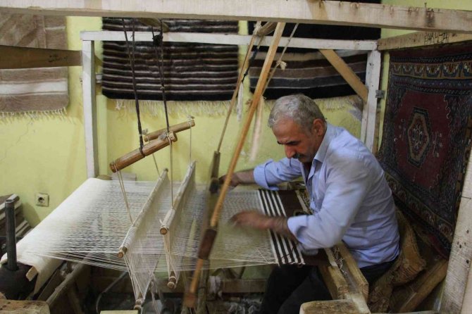 Bir Zamanlar Bacasız Fabrikaydı, Şimdilerde Teknolojiye Direniyor