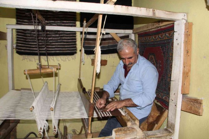Bir Zamanlar Bacasız Fabrikaydı, Şimdilerde Teknolojiye Direniyor