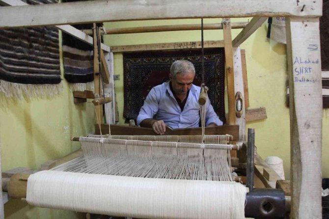 Bir Zamanlar Bacasız Fabrikaydı, Şimdilerde Teknolojiye Direniyor