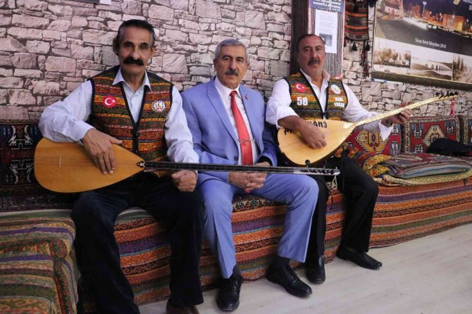Sivaslı Aşıklar Dertli, Gençler Batı Kültürüne Özeniyor