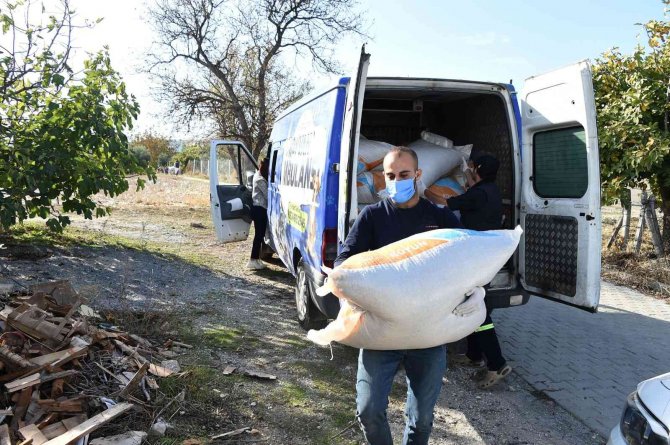 Tarsus Belediyesinden Köylülere Yem Desteği