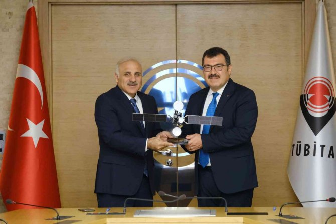 Trabzon’da Yapılacak ’Özdemir Bayraktar Planetaryum Ve Bilim Merkezi’ İçin İmzalar Atıldı