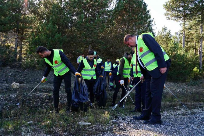Türkiye’nin En Temiz Şehrinde Üniversite Öğrencileri Gönüllü Oldu, Ormanlık Alanda Temizlik Yaptı