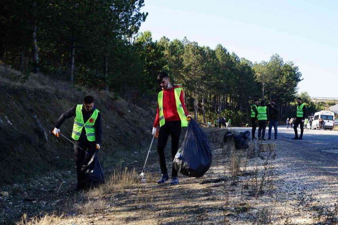 Türkiye’nin En Temiz Şehrinde Üniversite Öğrencileri Gönüllü Oldu, Ormanlık Alanda Temizlik Yaptı