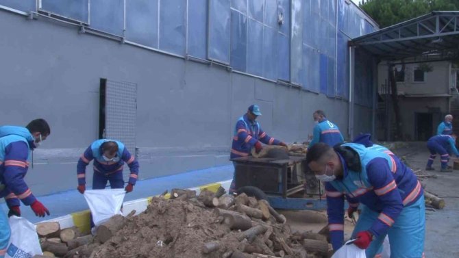 Üsküdar’da İhtiyaç Sahipleri, Geri Dönüşüm İle Isınıyor